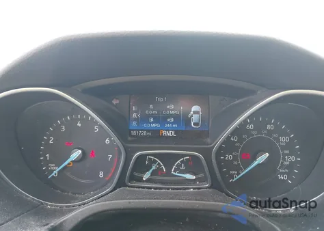 2018 Ford Focus S z USA, uszkodzony, nr VIN 1FADP3E28JL276649